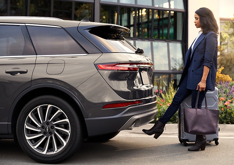 A woman with her hands full uses her foot to activate the available hands-free liftgate. | Gary Yeomans Lincoln Ocala in Ocala FL