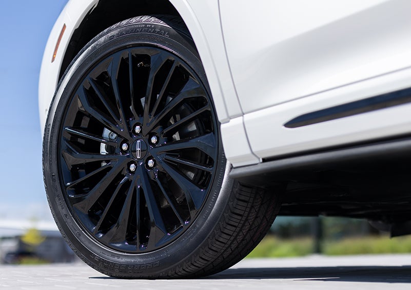 The stylish blacked-out 20-inch wheels from the available Jet Appearance Package are shown. | Gary Yeomans Lincoln Ocala in Ocala FL